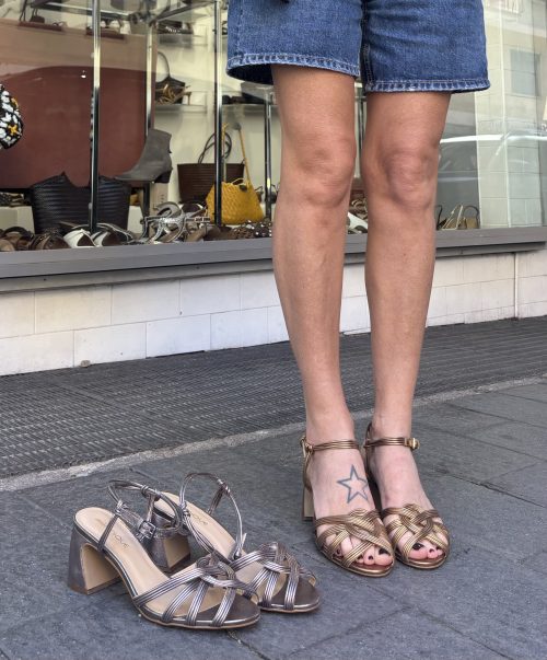 Sandalo a gabbia con listini tacco medio