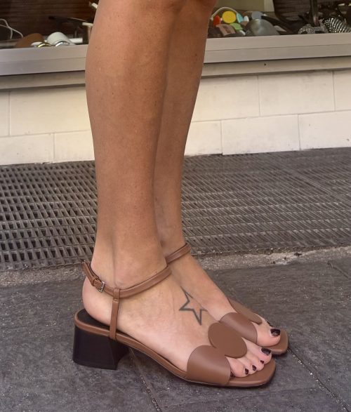 Sandalo con decorazioni a forma di cerchio